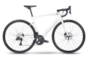 VÉLO DE ROUTE BMC ROADMACHINE THREE SHIMANO ULTEGRA DI2 12V 700 MM BLANC METALLIC OFF-WHITE 2023